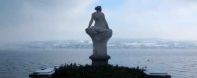 Die Seejungfrau von Horgen vor der Villa Seerose warten schon auf die Fotografien der Seifenblasen von Cornelia Aschmann